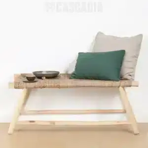 Banc artisanal en bois au design sobre et élégant, apportant style naturel et chaleur à tout intérieur