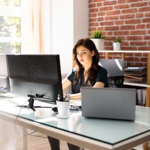 Frau nimmt an online-Assessment teil