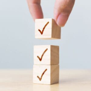 Würfel mit Haken als Symbol für Checkliste