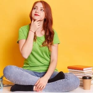 Frau sitzt neugierig auf Schreibtisch