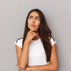 Frau überlegt, was sie auszeichnet