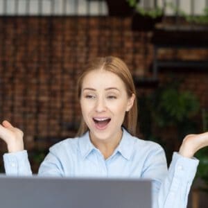 Frau freut sich über neuen Job