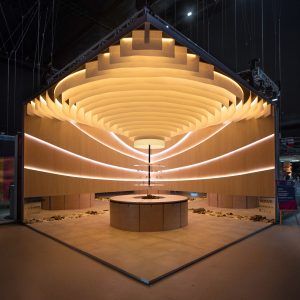 Параметрический деревянный купол Trend Rooms №6 (коллаборация ABOVE/NAYADA) на выставке Business Design Dialogue 2026. Сложная волнообразная конструкция из ламелей, встроенное освещение, общий вид.