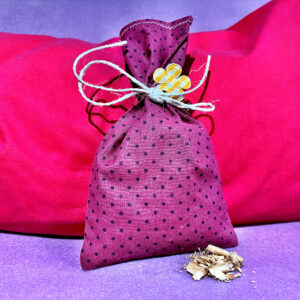 Zirbenduftsäckchen Rot auf Lila Hintergrund