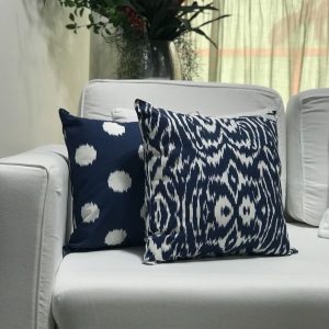 Almofada sarja azul e branca estampada étnico