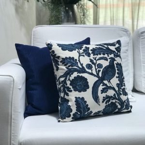 Almofada sarja pássaro e flor azul e branco