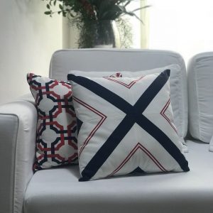 Almofada sarja branco marinho e vermelho X