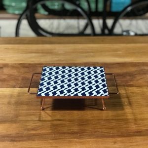 Bandeja alta cobre e azulejo corrente azul
