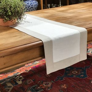 Caminho de mesa linho bordas bege e branco