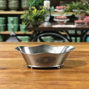 Cesta oval com pé bolinha brasão pewter