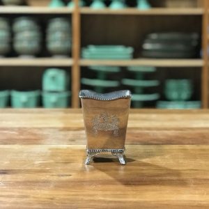 Vaso brasão quadrado com pé prata