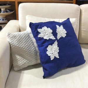 Almofada azul aplique flor