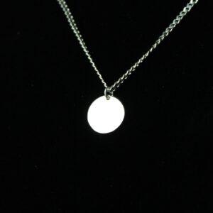 Silverhalsband med cirkelhänge med personlig gravyr