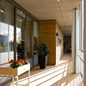 Sima Thermowood teraszburkolat modern, üvegfalas nappali előtt