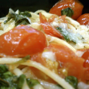 Pasta with Fresh Tomato Basil Sauce