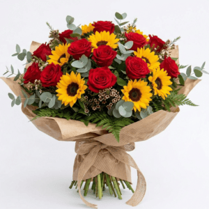 Bouquet Passione e Sole: Rose Rosse, Girasoli e Eucalyptus