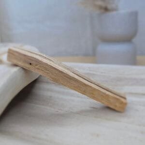 Bâtonnets de bois de Palo Santo posés sur une table naturelle