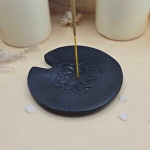 Porte-encens rond en pierre naturelle avec motif Lotus, idéal pour la diffusion d'encens en bâton.