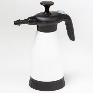 Fémtartályos permetező, kertészeti szerszám, kertészeti permetező, kültéri kertészeti eszköz.