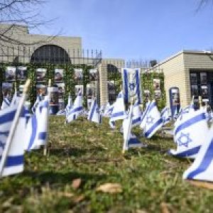 Dans le petit territoire soumis par Israël à un siège total, 2,2 millions de personnes, selon l'ONU, soit l'immense majorité de la population, sont menacées de famine.  "Nous pouvons survivre sans nourriture pendant plusieurs heures, mais pas nos enfants", a confié à l'AFP un bénévole, Bassam Al-hou, lors d'une distribution de repas aux déplacés à Jabaliya, dans le nord de Gaza.  "Ils meurent et s'évanouissent dans les rues à cause de la faim. Que pouvons-nous faire?", a-t-il ajouté.  L'aide humanitaire, soumise au feu vert d'Israël, n'entre qu'au compte-gouttes dans la bande de Gaza, principalement depuis l'Egypte, alors que les besoins sont immenses.  La situation est particulièrement grave dans le nord, où les pillages, les combats et les destructions rendent presque impossible l'acheminement de l'aide pour environ 300.000 habitants.  "Cette horreur doit cesser maintenant. Un cessez-le-feu humanitaire ne peut pas attendre", a déclaré le secrétaire général de l'ONU, Antonio Guterres, mercredi sur le réseau social X.  Selon le ministère de la Santé du Hamas, au moins 20 civils, des enfants pour la plupart, sont morts de malnutrition et de déshydratation.  "Nous pensons que des dizaines de personnes meurent silencieusement de faim sans avoir atteint les hôpitaux", a déclaré le porte-parole du ministère, Ashraf al-Qudra.  La guerre a été déclenchée le 7 octobre par une attaque d'une ampleur sans précédent menée par des commandos du Hamas infiltrés depuis la bande de Gaza dans le sud d'Israël, qui a coûté la vie à au moins 1.160 personnes, la plupart des civils, selon un décompte de l'AFP réalisé à partir de données officielles israéliennes.  En représailles, Israël a juré d'anéantir le Hamas, au pouvoir à Gaza depuis 2007, qu'il considère comme une organisation terroriste de même que les Etats-Unis et l'Union européenne.  Son armée a lancé une campagne de bombardements doublée d'une offensive terrestre qui a fait jusqu'ici 30.800 morts à Gaza, en majorité des civils, selon le ministère de la Santé du Hamas.  Les Etats-Unis, principal allié d'Israël, ont redoublé de pressions ces derniers jours sur les deux camps tandis que la Chine a appelé jeudi à un "cessez-le-feu immédiat", qualifiant la guerre à Gaza de "honte pour la civilisation".