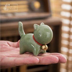 An Về - Mèo gốm đeo chuông thong dong và ấm áp