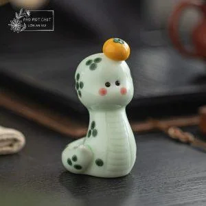 An Tĩnh - Chú rắn gốm đội quýt ngộ nghĩnh decor bàn làm việc