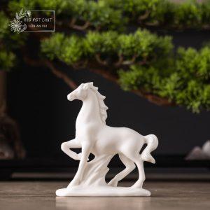 An Khởi - chú ngựa gốm trắng mở lối bình an