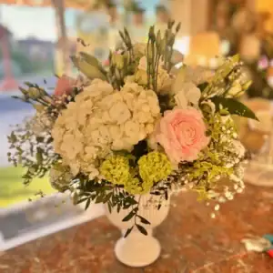 Composition élégante — Blanc & rose tendre