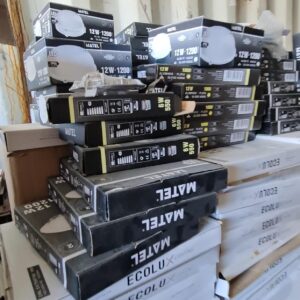 Ejemplo de luminaria LED nueva incluida entre las aproximadamente 80.000 piezas del lote.