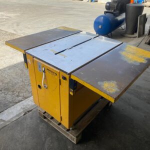 Máquina flejadora industrial NOVA 80 con mesa y extensiones laterales.