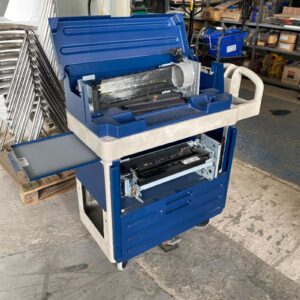 Carro de servicio Rubbermaid con bandeja lateral extraíble para herramientas o limpieza
