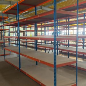 Estantería Mecalux carga manual para almacén con estructura azul y largueros naranjas