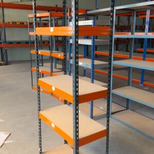 Estantería metálica modular usada de 200 cm de alto con baldas de madera