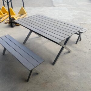 Mesa de exterior con bancos tipo picnic de 160 x 90 cm.