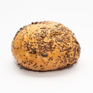 Hogaza sin gluten con semillas sobre tabla de madera