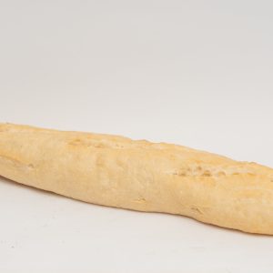 Barra de pan sin gluten crujiente sobre superficie de madera