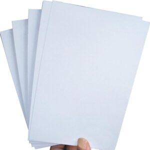 Blanco hojas de papel en mano, ideal para impresiones y escritura, calidad y resistencia garantizadas.