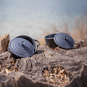 Deux plats à gratin individuels au bord d'un lac en Savoie