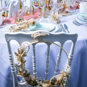Chaise Napoléon avec une couronne de fleurs séchées lors d'un mariage bohème en Savoie