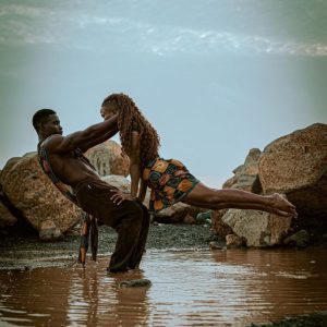 Cours d'acrobatie à Dakar — duo acrobatique en bord de mer