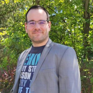 Porträt von Ingo Fleckenstein im Grünen, Gründer von sexpositiv.events und Teil des Awareness- und Raumhaltungsteams beim Retreat.