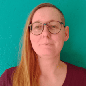 Corinna mit langen Haaren und SideCut und Brille