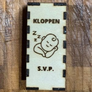 Kloppen s.v.p. de kleine slaapt