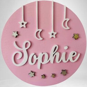 Roze naambordje van hout met wiegelementen
