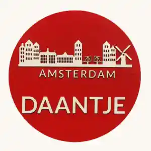 De skyline van Amsterdam op dit handgemaakte houten naambordje. Met je eigen gekozen naam!