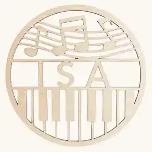 Houten gepersonaliseerd naambordje met piano toetsen en muzieknoten. Kies je eigen naam.