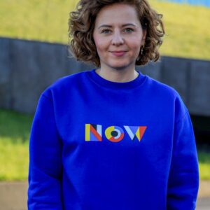 Kobieta w niebieskiej bluzie oversize NOW 440 g Vibes Goods