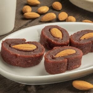 Tabakta Lezzet Şöleni: İnce Dut Pestili Sarması