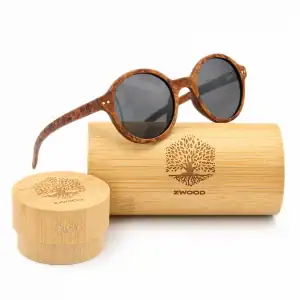 Lunettes de soleil rondes Zwood® en bois naturel avec verres foncés et étui en bambou sur fond blanc