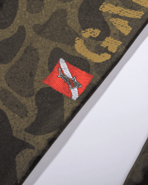 CAMISETA CON CAPUCHA DE PROTECCIÓN SOLAR MANGA LARGA CAMO